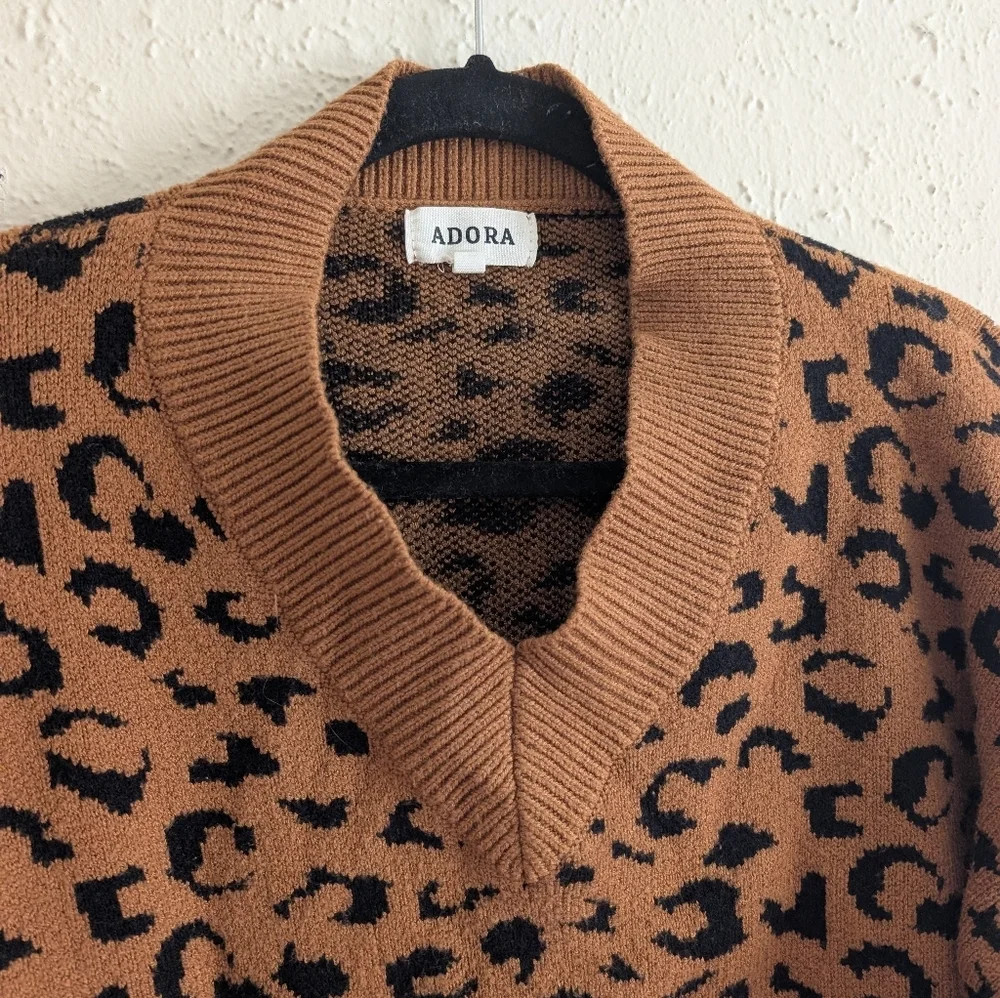 Adora Leopard Pattern V-Neck Sweater - Picture 3 of 6